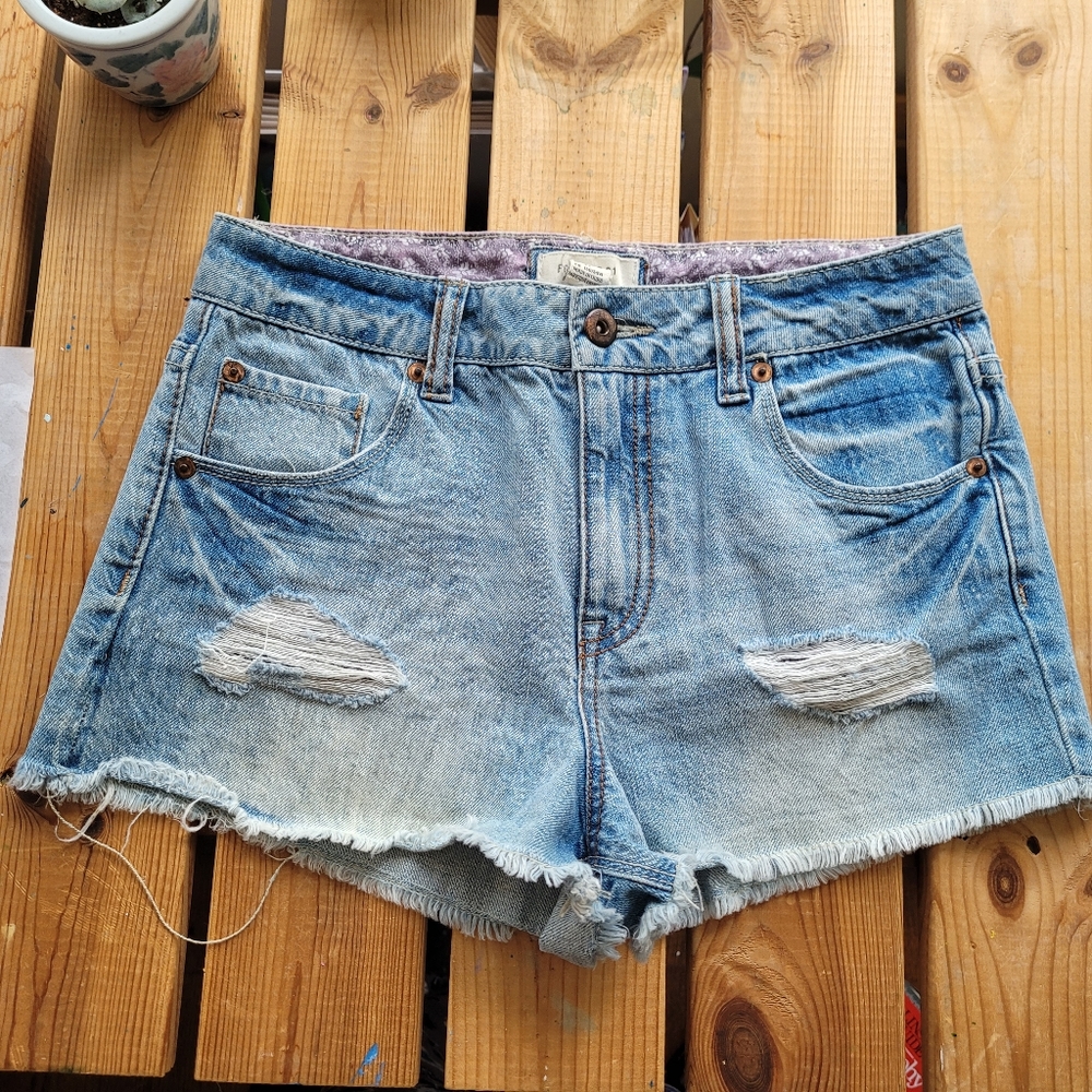 Distressed jean short